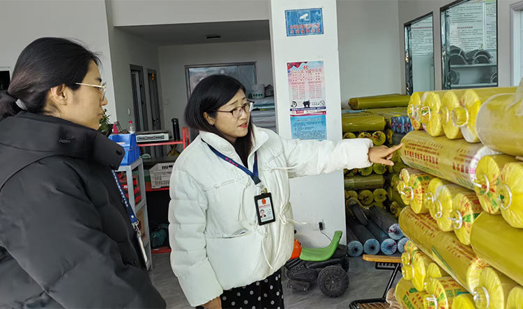 张掖市甘州区甘浚镇纪委工作人员到辖区农资销售店开展监督检查，确保春耕期间群众用上放心农资   邵建辉摄.jpg