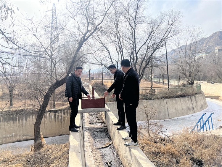 临夏市纪委监委与城郊镇纪委联动，深入田间地头，查看灌溉枢纽疏通情况。（余越 摄）.jpg