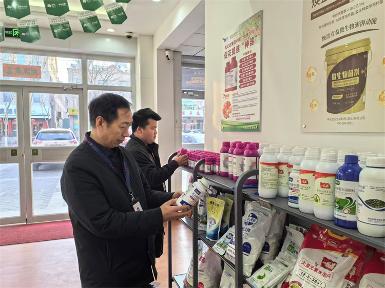 武威市民勤县纪委监委深联合市场监管、农业农村等职能部门，深入种子、化肥、农药等销售点，监督检查春耕物资供应情况。（杨莲花 摄）.jpg